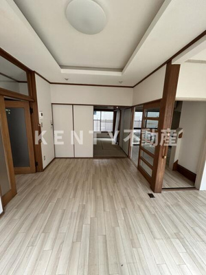【居間・リビング】 | 大森北３丁目戸建て | こちらのリビングで趣味の時間をお楽しみください