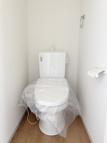 大原野西境谷町3丁目のトイレ|1階と2階の2ヶ所に配置しており、来客時や朝の身支度時にも同時に使えて嬉しい♪（R8.9撮影）
