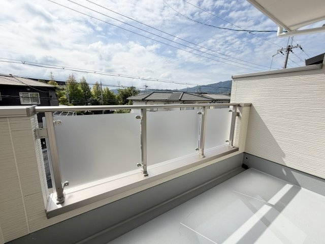大原野西境谷町3丁目のバルコニー|ぽかぽか南向きに配置したバルコニー！日当たりが良く、お洗濯物に嬉しい♪（R8.9撮影）