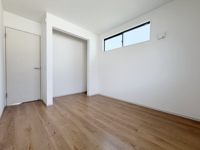 大原野西境谷町3丁目の洋室|【5.21帖洋室】
オープンクローゼットにつきお洋服の出し入れがラクラク！上部は棚になっている為、収納ボックス等を使えば整理整頓がしやすくお部屋がスッキリ片付きますね♪（R8.9撮影）
