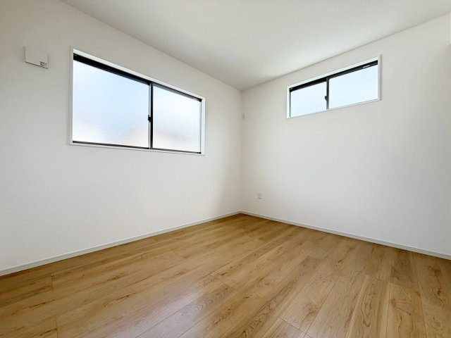 大原野西境谷町3丁目の洋室|【5.25帖洋室】
全居室に収納を設けている為、生活感が出にくく住環境を広々お使いいただけます。（R8.9撮影）