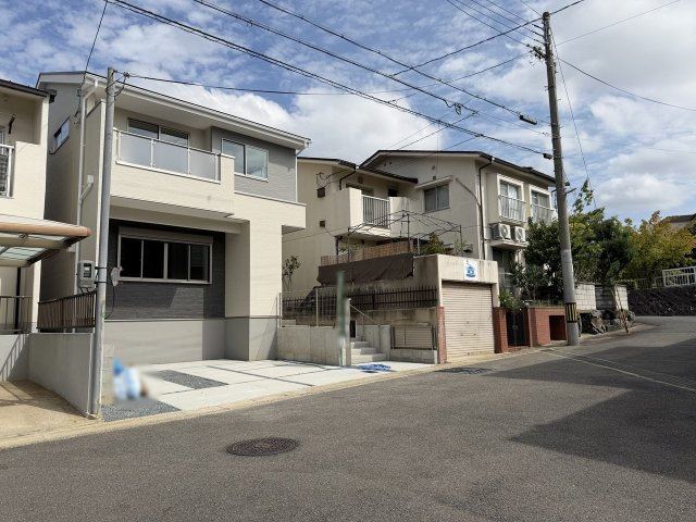 大原野西境谷町3丁目|比較的車通りが少ない前道の為、落ち着いてお車の駐車が可能です。実際に現地をみて確認してみましょう！（R8.9撮影）