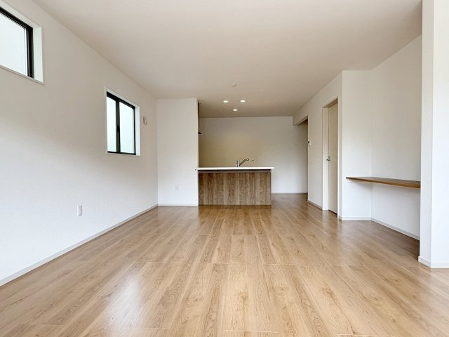大原野西境谷町3丁目の居間・リビング|リビング側・キッチン側の双方からお互いの姿が見え、お料理中もお子様の様子を見守れます♪（R8.9撮影）