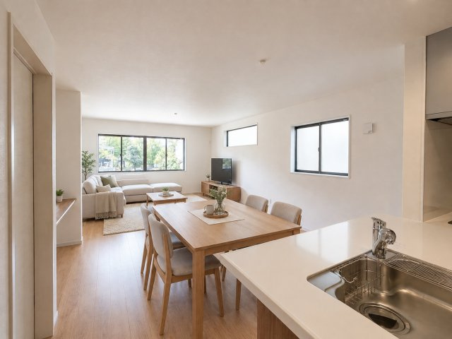 大原野西境谷町3丁目の居間・リビング|正面に遮るものがない対面キッチン。キッチンワークをしながらお子様の様子も確認できる忙しいパパママに嬉しい配置です。※家具はCGによるイメージです。家具の販売はございません。（R8.9撮影）