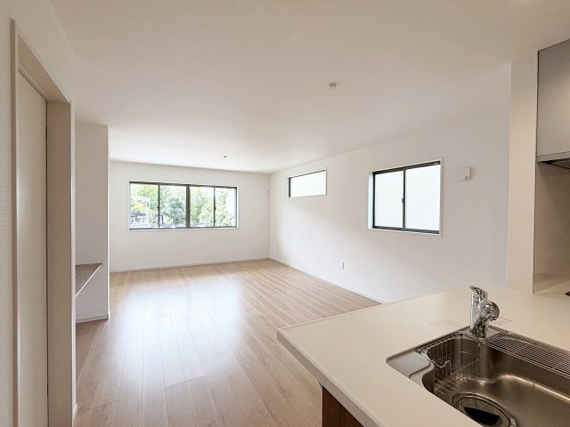 大原野西境谷町3丁目の居間・リビング|正面に遮るものがない対面キッチン。キッチンワークをしながらお子様の様子も確認できる忙しいパパママに嬉しい配置です。（R8.9撮影）