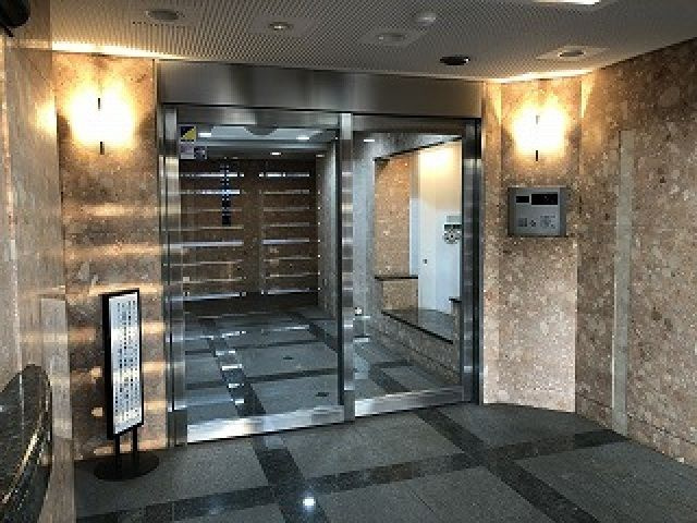 クレッセント新横浜のエントランス