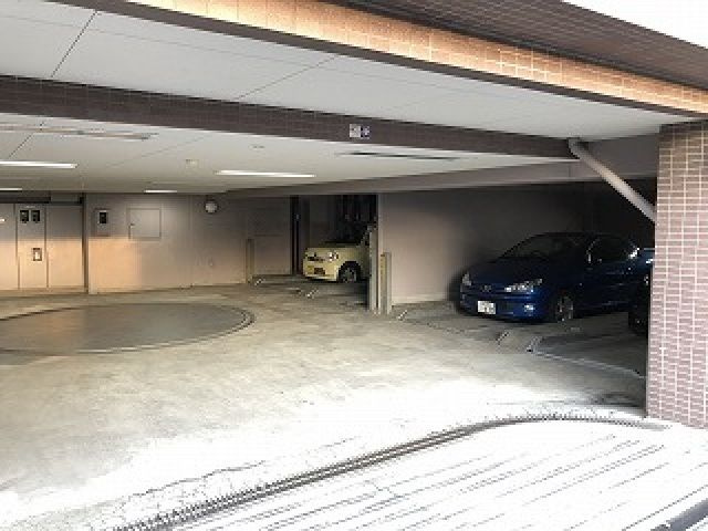 クレッセント新横浜の駐車場