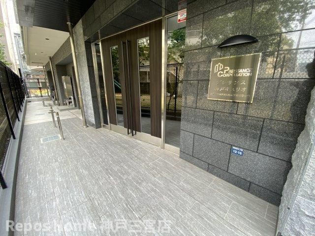 プレサンス神戸キュリオのエントランス