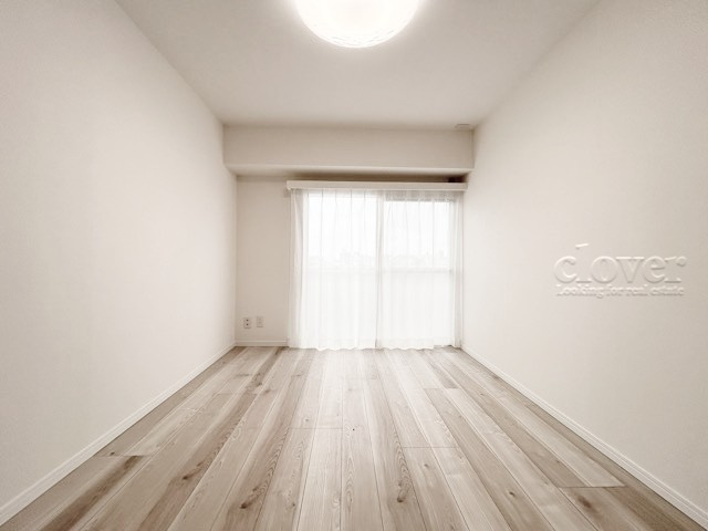 【寝室】 | 江古田スカイマンション | 洋室1　窓から明るい光が差し込む洋室。ベッドを置いて個人居室にする場合は、多くの時間を過ごすことになる空間です。使い勝手や落ち着きを想像してください。～即日のご見学可能～　お問合せはお気軽にどうぞ。