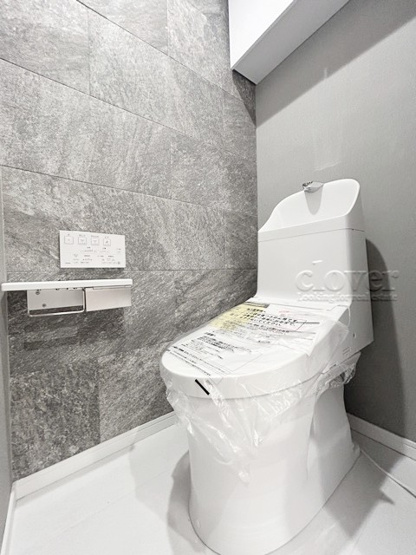 【トイレ】 | 江古田スカイマンション | 温水洗浄便座　上部に収納を備えたトイレです。自宅の中でも最もプライベートな空間だからこそ、ほしい「落ち着き」がここにあります。～即日のご見学可能～　お問合せはお気軽にどうぞ。