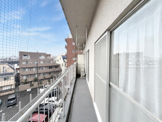 【バルコニー】 | 江古田スカイマンション | バルコニーの様子。ここからの眺めが、日々のストレスを発散してくれることでしょう。ちなみにバルコニーは専有部分ではなく「共用部分」の扱いです。～即日のご見学可能～　お問合せはお気軽にどうぞ。