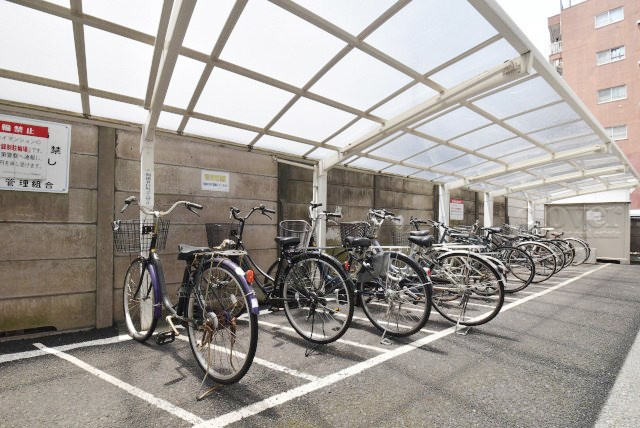 【駐輪場】 | 江古田スカイマンション | マンションの駐車場スペース。空きの有無や駐車料金、サイズ規定などについては、改めてお問い合わせください。～即日のご見学可能～　お問合せはお気軽にどうぞ。
