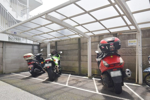 【駐車場】 | 江古田スカイマンション | バイク置き場。空き区画の有無や駐輪料金、サイズおよび排気量規定などについては、改めてお問い合わせください。～即日のご見学可能～　お問合せはお気軽にどうぞ。

