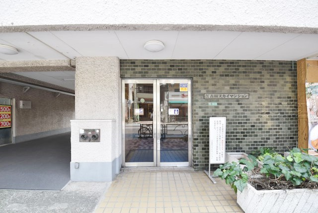 【エントランス】 | 江古田スカイマンション | マンションの正面エントランス。出入りする人間を癒してくれるマンション入り口であり、その建物の「顔」でもあります。～即日のご見学可能～　お問合せはお気軽にどうぞ。

