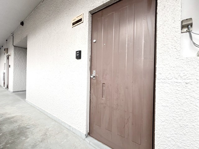 【その他共用部分】 | 江古田スカイマンション | 皆様をお迎えする、お部屋の玄関ドア。開けやすさや開放角度、ドアノブの操作しやすさや鍵の形状などを、現地で一度ご確認ください。～即日のご見学可能～　お問合せはお気軽にどうぞ。