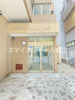 勝山ビルのエントランス
