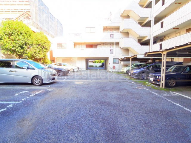 小平市小川東町１丁目の賃貸マンションの駐車場