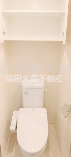 MAXIV北糀谷のトイレ|吊戸棚収納と温水洗浄便座付きのトイレ