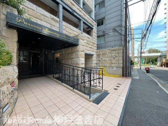 プレサンス三宮花時計前のエントランス