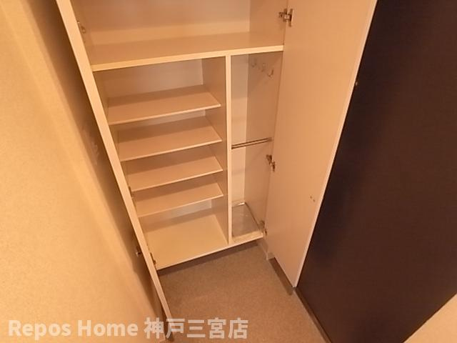 プレサンス三宮花時計前の玄関