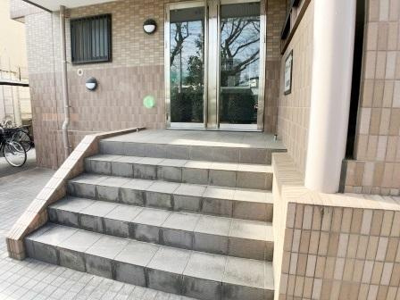 コリーヌ武蔵浦和のエントランス