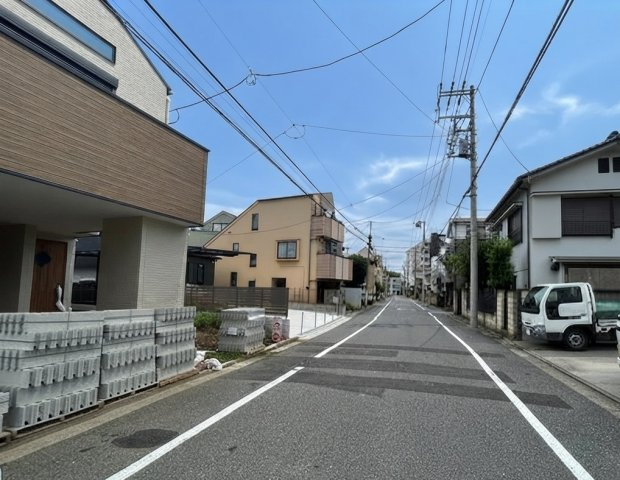 中野区江原町3丁目 全3棟 C号棟の前面道路含む現地写真|伸びやかな南東側約7.2ｍ公道に面する全3棟