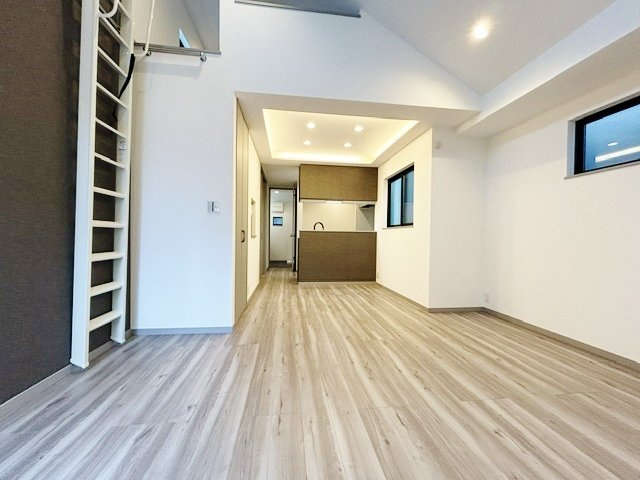 中野区江原町3丁目 全3棟 C号棟の居間・リビング|家の中心でもあるLDKは17帖の開放感
勾配天井+多面開口の明るく快適な家族団らんスペースです(Ｃ号棟)