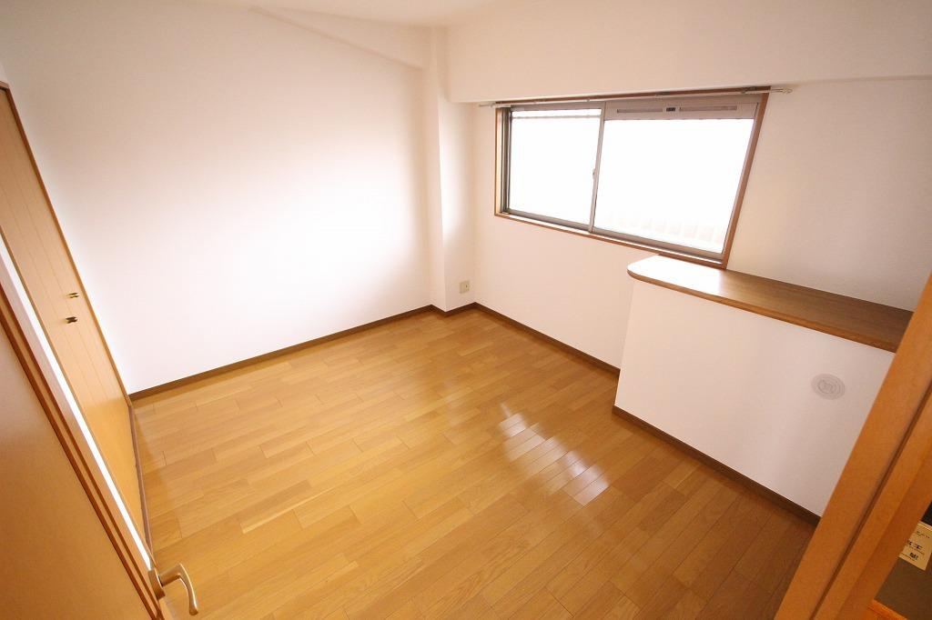 ピュア・プルーンの寝室|※お部屋により仕様が異なる場合があります。