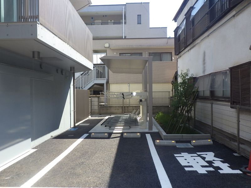 レジデンス本八幡プレイスの駐車場