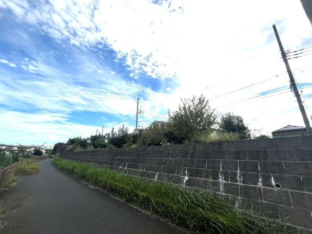 大和市下鶴間土地【建築条件なし】の外観|河川側から現地写真