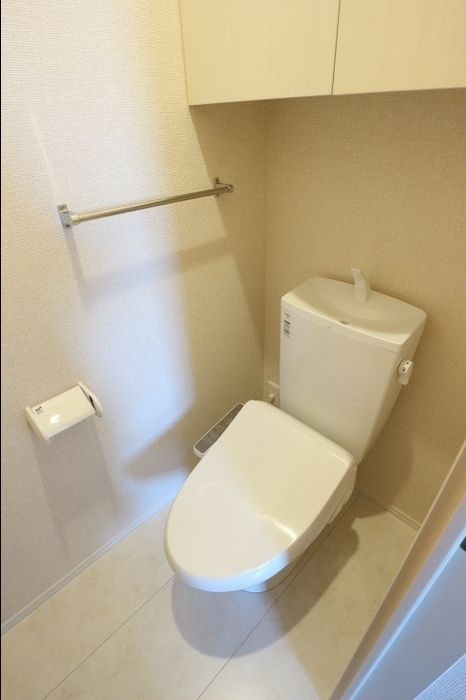 ラポールのトイレ|落ち着いた色調のトイレです