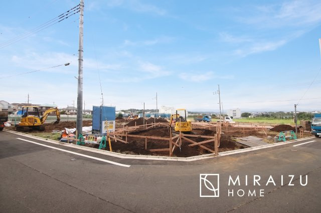 【外観】 | 青く澄み渡った綺麗な空と、陽の光をたっぷりと受ける、そんな新築住宅で新生活をスタートしてみませんか？見学・ご相談等、ミライズホーム(株)までお気軽にご連絡下さい。
