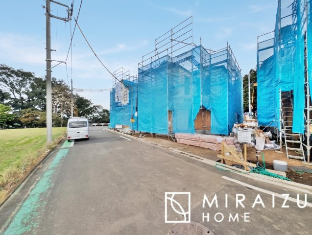 【外観】 | 青く澄み渡った綺麗な空と、陽の光をたっぷりと受ける、そんな新築住宅で新生活をスタートしてみませんか？見学・ご相談等、ミライズホーム(株)までお気軽にご連絡下さい。