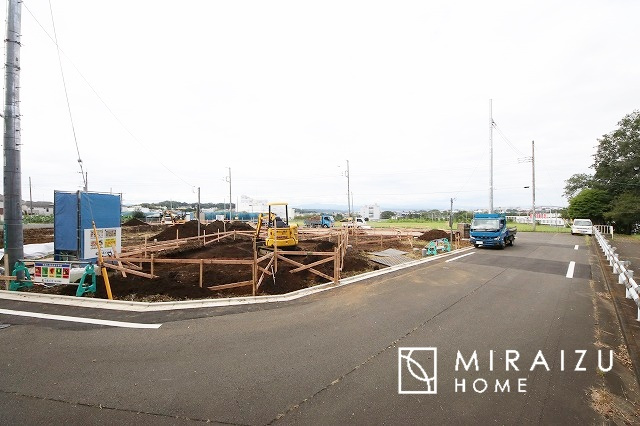 【前面道路含む現地写真】 | 閑静な住宅街で叶える穏やかな生活。大切な家族に笑顔を。大切な家族に安らぎを。家族の絆が深まる、そんなお家です。
