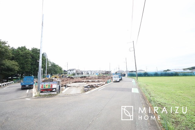【前面道路含む現地写真】 | 暮らしやすさを考えたプランで快適な現地ロケーションを実現。安らぎに満たされる、ゆとりのある日々を過ごせます♪