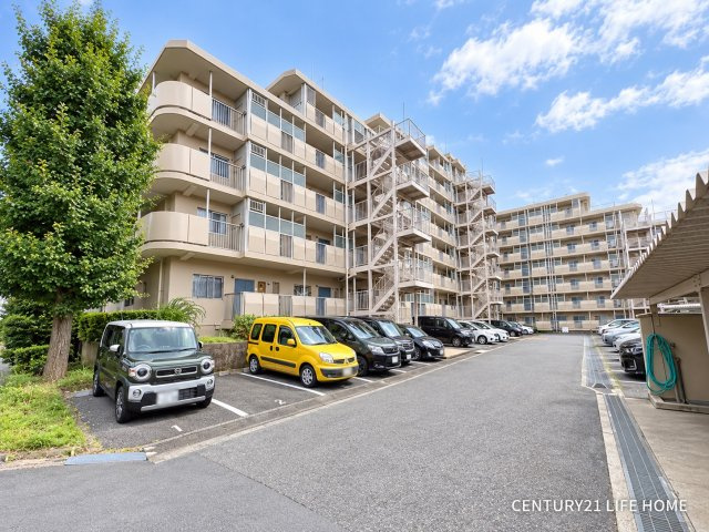 【駐車場】 | 読売ランド前ハイデンス | 敷地内に設けられた平置き駐車場。車路にもゆとりがあり、見通しの良い開放的なスペースです。住戸から近い敷地内駐車場なら、日々の通勤やお買い物にも便利です