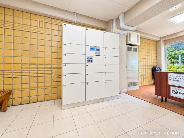 【その他共用部分】 | 読売ランド前ハイデンス | 便利な宅配ボックス付き。外出中でも荷物の受け取りができるため、忙しい方や共働きのご家庭にも嬉しい設備です。再配達の手間を減らすことができ、ネットショッピングも気軽に利用できます。