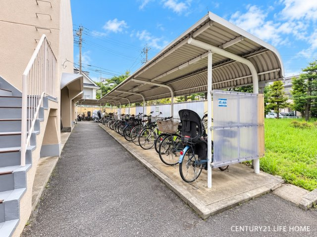 【駐輪場】 | 読売ランド前ハイデンス | 敷地内には屋根付きの駐輪場を完備。雨や日差しを避けて自転車を駐輪でき、毎日の通勤・通学やお買い物にも便利です。