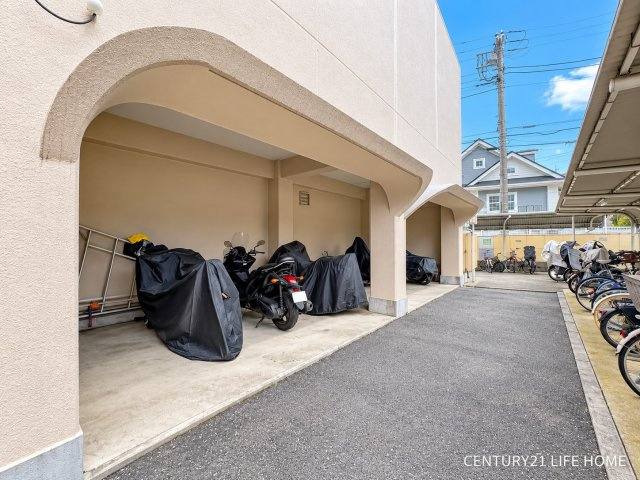 【その他】 | 読売ランド前ハイデンス | 敷地内に設けられたバイク置き場。屋根付きスペースのため、雨や直射日光を軽減できるのも嬉しいポイント。大切なバイクを身近に置け、日々の通勤やお出かけにも便利です