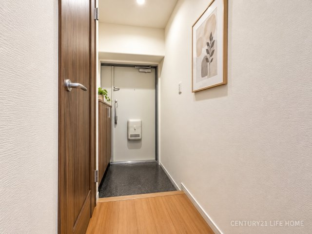 【玄関】 | 読売ランド前ハイデンス | 散らかりがちな玄関をスッキリと保てる玄関収納は、家の中に入る時一番最初に目に付く場所だからこだわりたい。落ち着いた雰囲気の色目が、室内のカラーやデザインと調和しています。