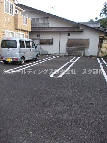 クラージョ　ドーモの駐車場