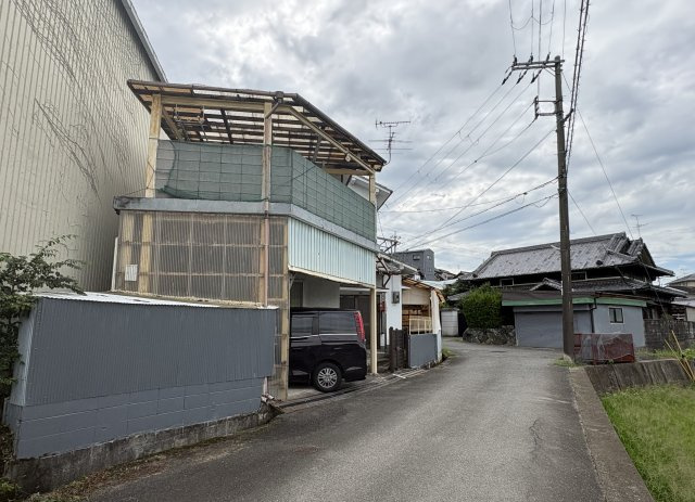 和泉市三林町戸建の前面道路含む現地写真
