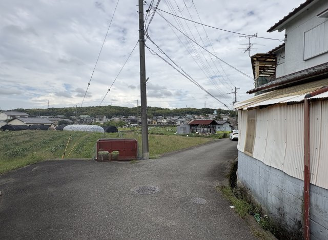 和泉市三林町戸建の前面道路含む現地写真