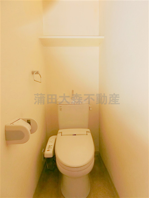 セントパレス大鳥居のトイレ|棚と温水洗浄便座付きトイ付き