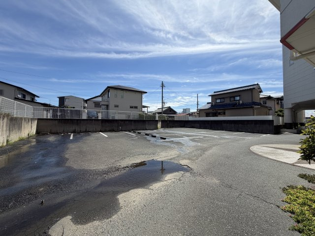 西伊場町　貸ビルの駐車場