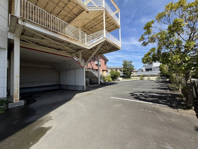 西伊場町　貸ビルの駐車場