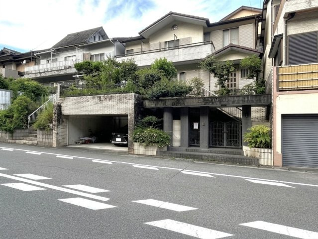 「サウナ付×2世帯対応」高知市円行寺　中古一戸建ての前面道路含む現地写真|大切な愛車を守るガレージスペースを確保！風格ある佇まいと開放感を兼ね備えた一戸建てです。