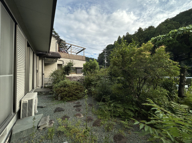 「サウナ付×2世帯対応」高知市円行寺　中古一戸建ての庭|季節の移ろいを感じられる豊かな植栽スペース。陽当たりも良く、ゆったりとした時間を過ごせます。