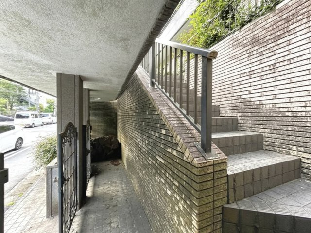 「サウナ付×2世帯対応」高知市円行寺　中古一戸建てのその他|重厚感あふれるタイル調のアプローチ階段。緑豊かな上階へとなだらかにつづく邸宅のデザイン。