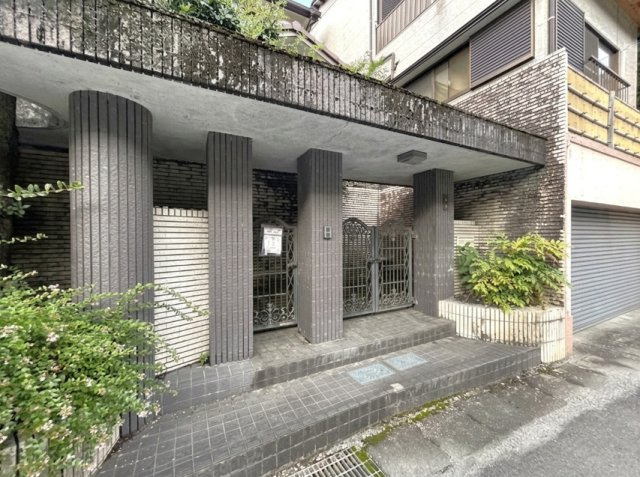 「サウナ付×2世帯対応」高知市円行寺　中古一戸建てのその他|重厚な柱とタイル貼りが目を引くアプローチ。プライバシーに配慮された開放感あるエントランス。